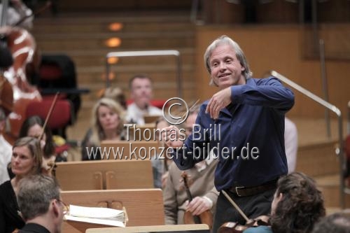 Deutsche Dirigent Markus Stenz leitet das Radio Filharmonisch Orkest in der Philharmonie Köln (&copy; Thomas Brill)