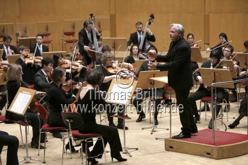 Deutsche Dirigent Markus Stenz leitet das Gürzenich Orchester Köln in der Philharmonie Köln (&copy; Thomas Brill)