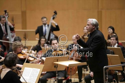 Deutsche Dirigent Markus Stenz leitet das Gürzenich Orchester Köln in der Philharmonie Köln (© Thomas Brill)