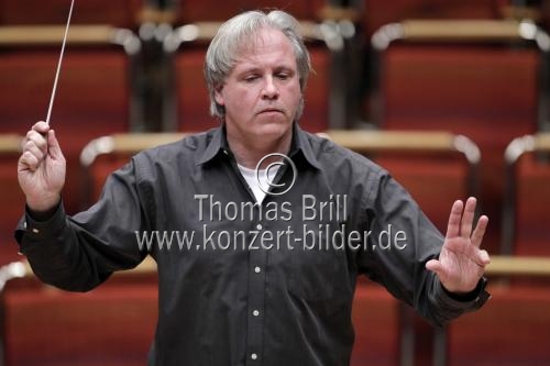 Deutsche Dirigent Markus Stenz leitet das Gürzenich-Orchester Köln bei den Proben zum Silvesterkonzert in der Philharmonie Köln (&copy; Thomas Brill)