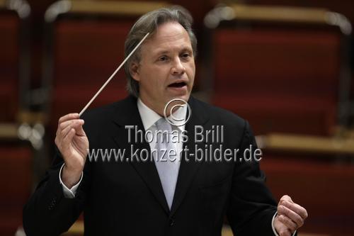 Deutscher Dirigent Markus Stenz leitet das Gürzenich-Orchester Köln in Begleitung der ameikanischen Sopranistin Nancy Gustafson in der Philharmonie Köln (&copy; Thomas Brill)