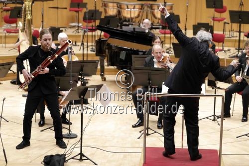 Deutsche Solofagottist Mathis Kaspar Stier gastiert in Begleitung des WDR Sinfonieorchesters Köln unter der Leitung des österreichischen Dirigenten Manfred Honeck in der Kölner Philharmonie (&copy; Thomas Brill)
