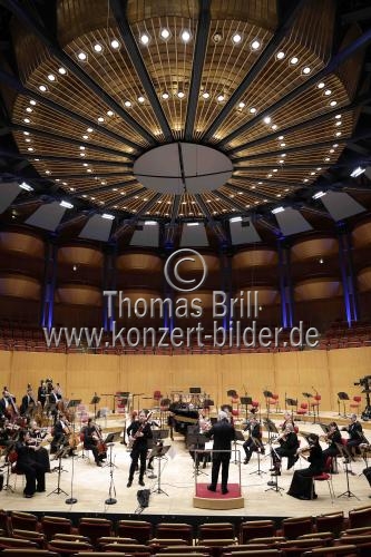 Deutsche Solofagottist Mathis Kaspar Stier gastiert in Begleitung des WDR Sinfonieorchesters Köln unter der Leitung des österreichischen Dirigenten Manfred Honeck in der Kölner Philharmonie (&copy; Thomas Brill)