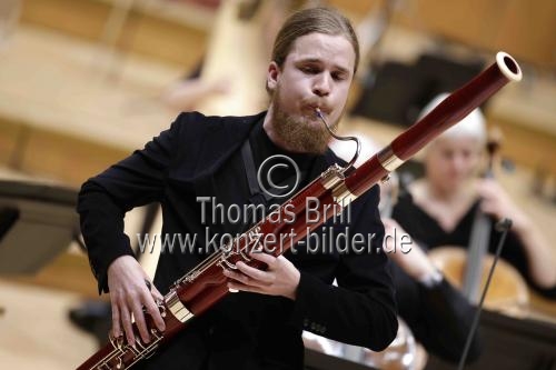 Deutsche Solofagottist Mathis Kaspar Stier gastiert in Begleitung des WDR Sinfonieorchesters Köln unter der Leitung des österreichischen Dirigenten Manfred Honeck in der Kölner Philharmonie (&copy; Thomas Brill)