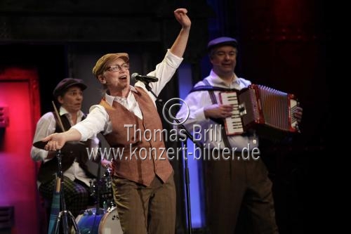 Ensemble spielt das Stück 