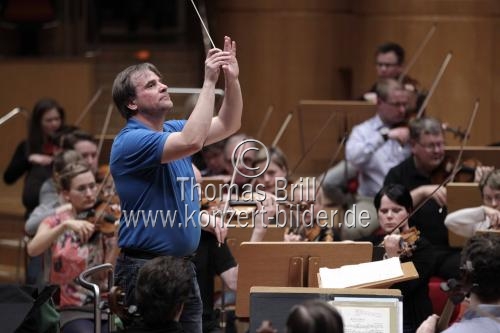 Finnische Dirigent John Storgards leitet das Helsinki Philharmonic Orchestra in der Philharmonie Köln (© Thomas Brill)