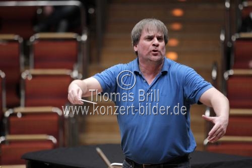 Finnische Dirigent John Storgards leitet das Helsinki Philharmonic Orchestra in der Philharmonie Köln (© Thomas Brill)