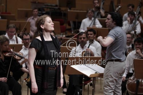 Niederländische Mezzosopranistin Christianne Stotijn gastiert in Begleitung des Königlichen Concertgebouworchester Amsterdam unter der Leitung des venezolanischen Dirigenten Gustavo Dudamel in der Philharmonie Köln (© Thomas Brill)