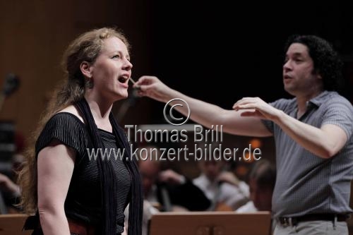 Niederländische Mezzosopranistin Christianne Stotijn gastiert in Begleitung des Königlichen Concertgebouworchester Amsterdam unter der Leitung des venezolanischen Dirigenten Gustavo Dudamel in der Philharmonie Köln (© Thomas Brill)