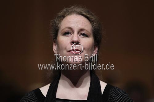Niederländische Mezzosopranistin Christianne Stotijn gastiert in Begleitung des Königlichen Concertgebouworchester Amsterdam unter der Leitung des venezolanischen Dirigenten Gustavo Dudamel in der Philharmonie Köln (© Thomas Brill)