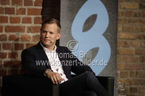 Deutsche Mediziner Hendrik Streeck und der deutsche Philosoph Markus Gabriel diskutieren über „Virus und Gesellschaft“ im Rahmen der phil.COLOGNE 2020 in den Balloni-Hallen Köln (&copy; Thomas Brill)