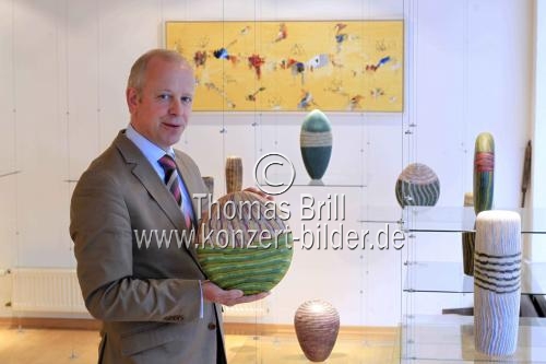 Deutsche Galerist Michael Ströter in der 100. Ausstellung zum 33. Geburtstag der CCAA Glasgalerie Köln (&copy; Thomas Brill)