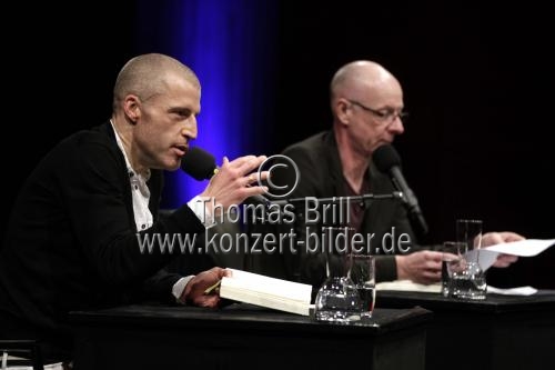 Die deutschen Journalisten Benjamin von Stuckrad-Barre und Friedrich Küppersbusch im Gespräch über das 