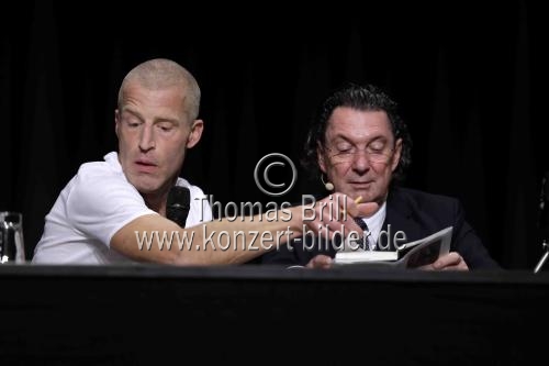 Der deutsche Journalist Benjamin von Stuckrad-Barre und der schweizer Schriftsteller Martin Suter gastieren auf ihrer 