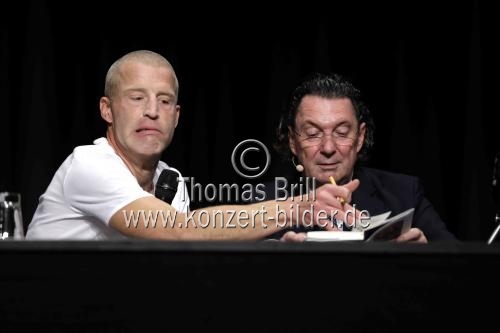 Der deutsche Journalist Benjamin von Stuckrad-Barre und der schweizer Schriftsteller Martin Suter gastieren auf ihrer 