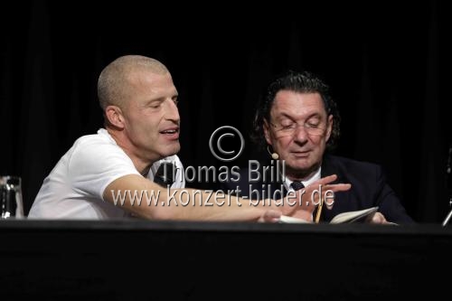 Der deutsche Journalist Benjamin von Stuckrad-Barre und der schweizer Schriftsteller Martin Suter gastieren auf ihrer 