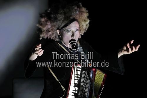 Amerikanisch-schweizerische Jazz-Musiker Erika Stucky gastiert in Begleitung von David Coulter, Terry Edwards und Michael Blair auf ihrer 