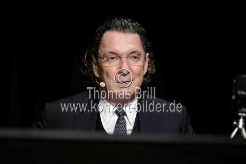 Der deutsche Journalist Benjamin von Stuckrad-Barre und der schweizer Schriftsteller Martin Suter gastieren auf ihrer 