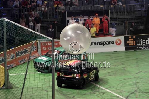 Fernsehmoderator Stefan Raab gastiert mit seiner „TV Total Autoball EM 2012“ in der Lanxess-Arena Köln (&copy; Thomas Brill)