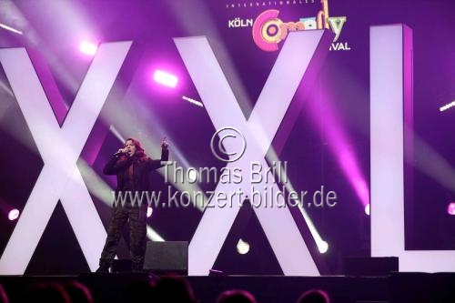 Deutsche Stand-up-Comedienne Tahnee Schaffarczyk moderiert die 1Live Köln Comedy-Nacht XXL in der Lanxess-Arena Köln (© Thomas Brill)