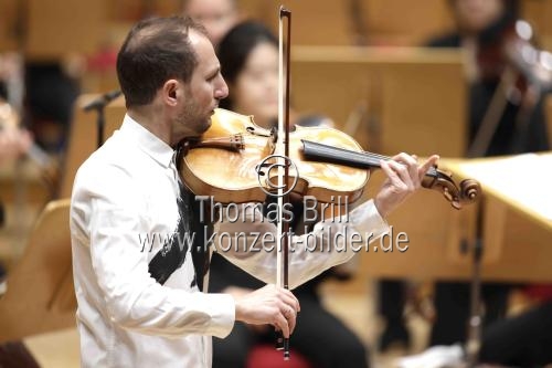 Französischer Bratschist Antoine Tamestit gastiert in Begleitung des Gürzenich-Orchester Köln unter der Leitung des französischen Dirigenten François-Xavier Roth in der Kölner Philharmonie (&copy; Thomas Brill)