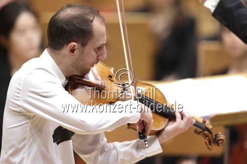 Französischer Bratschist Antoine Tamestit gastiert in Begleitung des Gürzenich-Orchester Köln unter der Leitung des französischen Dirigenten François-Xavier Roth in der Kölner Philharmonie (&copy; Thomas Brill)