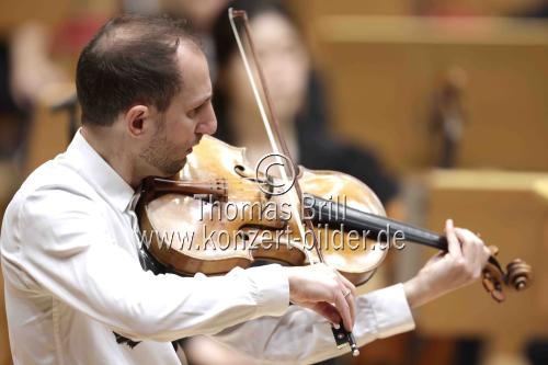 Französischer Bratschist Antoine Tamestit gastiert in Begleitung des Gürzenich-Orchester Köln unter der Leitung des französischen Dirigenten François-Xavier Roth in der Kölner Philharmonie (&copy; Thomas Brill)