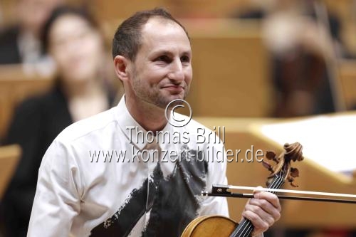 Französischer Bratschist Antoine Tamestit gastiert in Begleitung des Gürzenich-Orchester Köln unter der Leitung des französischen Dirigenten François-Xavier Roth in der Kölner Philharmonie (&copy; Thomas Brill)