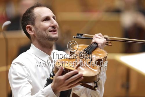 Französischer Bratschist Antoine Tamestit gastiert in Begleitung des Gürzenich-Orchester Köln unter der Leitung des französischen Dirigenten François-Xavier Roth in der Kölner Philharmonie (&copy; Thomas Brill)