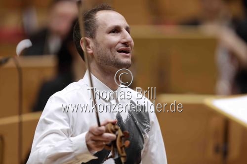 Französischer Bratschist Antoine Tamestit gastiert in Begleitung des Gürzenich-Orchester Köln unter der Leitung des französischen Dirigenten François-Xavier Roth in der Kölner Philharmonie (&copy; Thomas Brill)