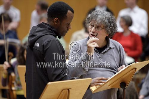 Belgische Dirigent René Jacobs leitet das Freiburger Barockorchester in der Philharmonie Köln (&copy; Thomas Brill)