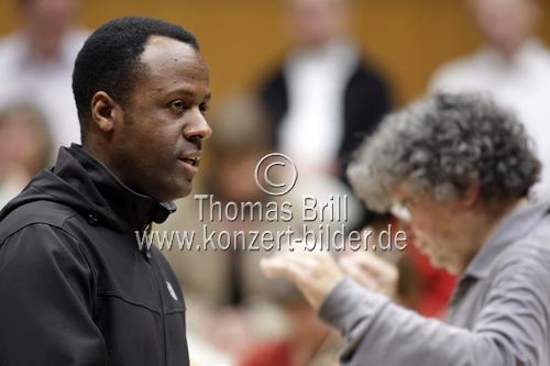 Belgische Dirigent René Jacobs leitet das Freiburger Barockorchester in der Philharmonie Köln (&copy; Thomas Brill)