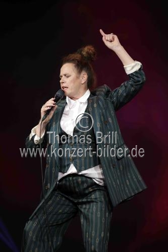 Deutsche Kabarettistin Nessi Tausendschön gastiert bei der Eröffnungsshow 