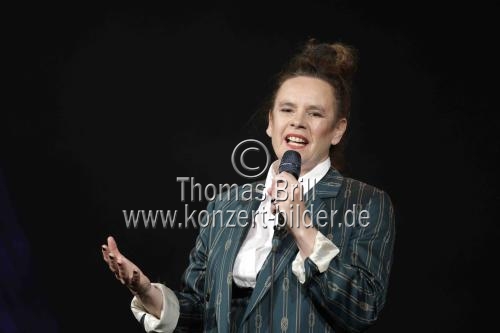 Deutsche Kabarettistin Nessi Tausendschön gastiert bei der Eröffnungsshow 
