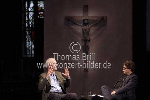 Kanadische Philosoph Charles Taylor und Chefredakteur des Philosophie Magazin Dr. Wolfram Eilenberger sprechen über die Frage 