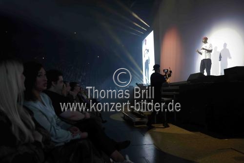 Deutsche Komiker Teddy Teclebrhan gastiert mit seinem Neuen Programm in der Lanxess-Arena Köln (&copy; Thomas Brill)