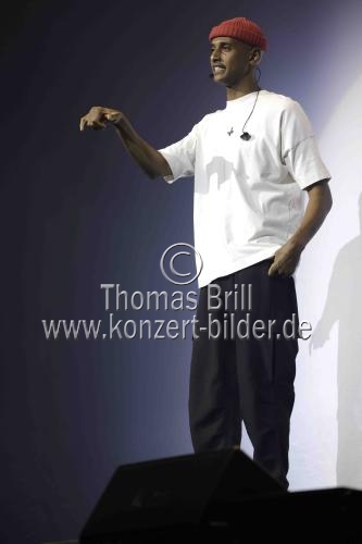 Deutsche Komiker Teddy Teclebrhan gastiert mit seinem Neuen Programm in der Lanxess-Arena Köln (&copy; Thomas Brill)