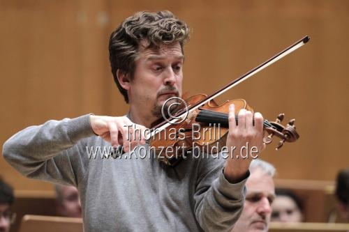 Deutsche Violinist Christian Tetzlaff begleitet die Wiener Philharmoniker unter der Leitung des italienischen Dirigenten Riccardo Chailly in der Philharmonie Kln (&copy; Thomas Brill)