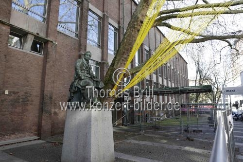 Die Ausstellung „Textile Baumskulpturen – Urbane Zeichen“ des Künstlerpaars Barbara Esser und Wolfgang Horn gastiert vom 26. Februar bis Oktober 2026 im Museum für Angewante Kunst in Köln (&copy; Thomas Brill)