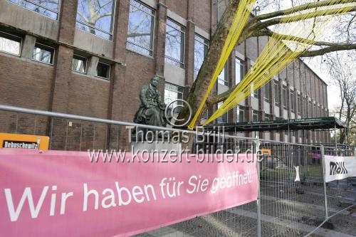 Die Ausstellung „Textile Baumskulpturen – Urbane Zeichen“ des Künstlerpaars Barbara Esser und Wolfgang Horn gastiert vom 26. Februar bis Oktober 2026 im Museum für Angewante Kunst in Köln (&copy; Thomas Brill)