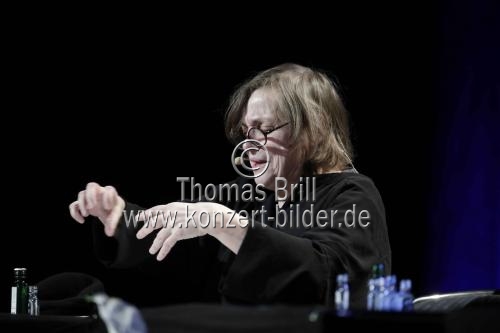 Deutsche Schauspielerinnen Katharina, Anna und Nellie Thalbach sprechen über das Leben als Witwen im Theater am Tanzbrunnen Köln (© Thomas Brill)