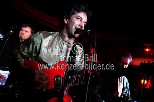 Britische Post-Punk-Band The Monochrome Set gastiert mit seinem Sänger Bid in der King George Klubbar Köln (© Thomas Brill)