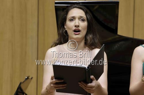 Anna Sophia Theil (Sopran), Verena Kronbichler (Mezzosopran), Valentin Ruckebier (Bass) gastieren in Begleitung des belgischen Pianisten Martin van Sas mit dem Programm „HINAN“ im Rahmen der Konzertreihe 