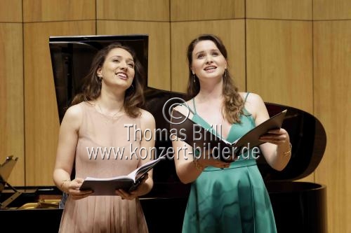 Anna Sophia Theil (Sopran), Verena Kronbichler (Mezzosopran), Valentin Ruckebier (Bass) gastieren in Begleitung des belgischen Pianisten Martin van Sas mit dem Programm „HINAN“ im Rahmen der Konzertreihe 