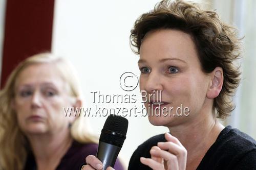 Intendantin Karin Beier und Rita Thiele stellen das Programm 2010/2011 für des Schauspiel Köln im Schauspielhaus Köln vor (© Thomas Brill)