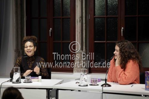 Deutsche Schriftstellerin Jackie Thomae und Anne Burgmer sprechen über Thomaes neusten Roman 