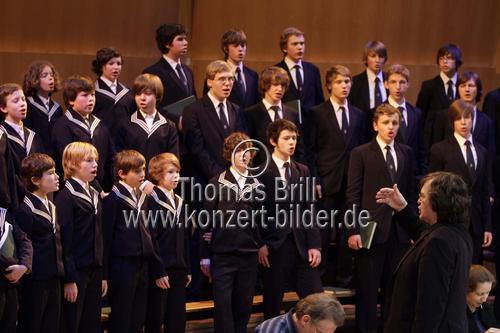 Deutscher Dirigent Georg-Christoph Biller leitet das Gewandhausorchester Leipzig in Begleitung des Thomanerchor Leipzig in der Kölner Philharmonie (&copy; Thomas Brill)