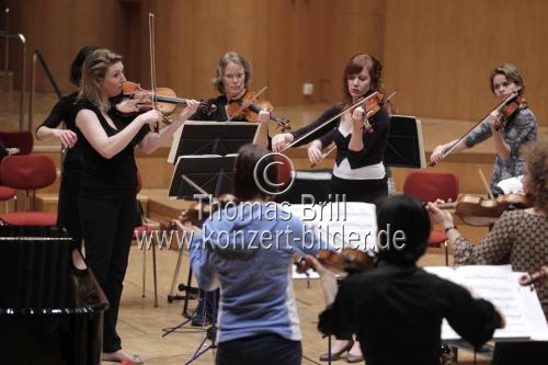 Englische Violinistin Candida Thompson leitet die Amsterdam Sinfonietta in der Philharmonie Köln (&copy; Thomas Brill)