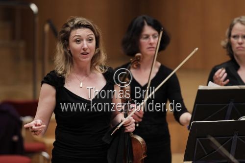 Englische Violinistin Candida Thompson leitet die Amsterdam Sinfonietta in der Philharmonie Köln (© Thomas Brill)