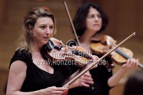 Englische Violinistin Candida Thompson leitet die Amsterdam Sinfonietta in der Philharmonie Köln (© Thomas Brill)